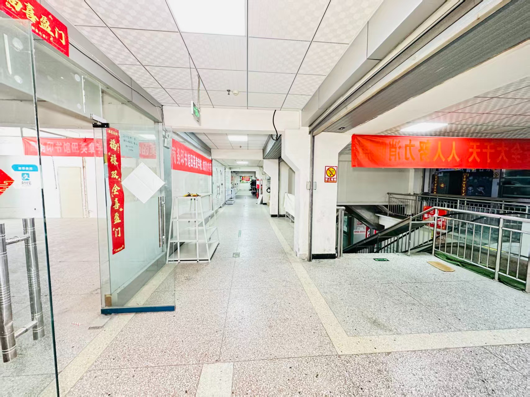 新区路引入人工智能技术应用场景，推动AI与商业、零售、电商、企业服务等领域融合发展。